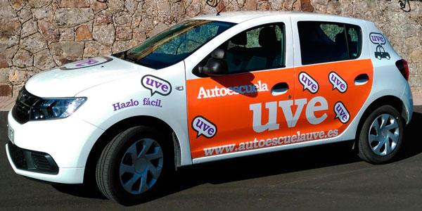 Coche Dacia Sandero para clases de conducir prácticas en Autoescuela UVE